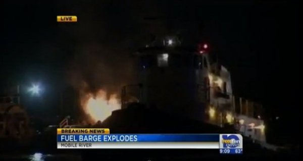 У США знову вибухи: чотири баржі з паливом злетіли у повітря. ФОТО. ВІДЕО