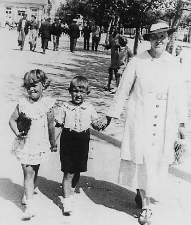 Вбрання дітей з Волині у міжвоєнний період. РЕТРОФОТО 