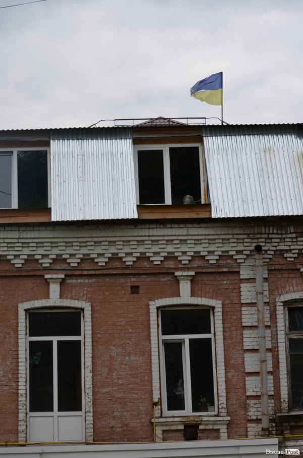 У центрі Луцька майорить розірваний прапор України. ФОТО