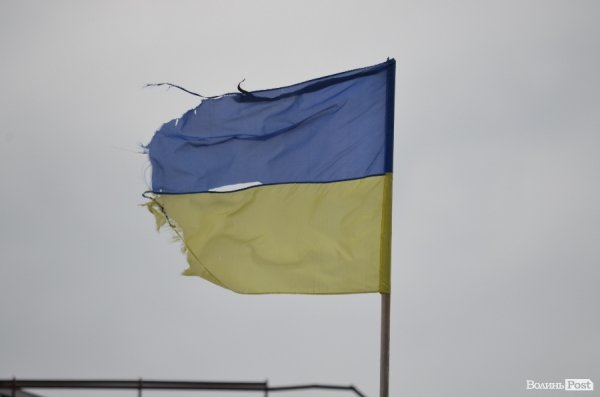У центрі Луцька майорить розірваний прапор України. ФОТО