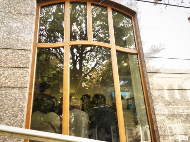 У черзі – більше сотні пільговиків: лучани скаржаться на неорганізовану видачу «Сitycard»