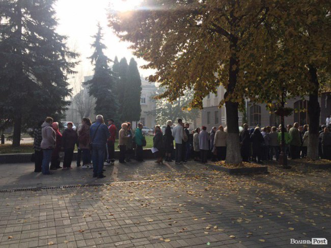 У черзі – більше сотні пільговиків: лучани скаржаться на неорганізовану видачу «Сitycard»