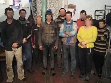 Поліція «накрила» банду, яка утримувала в рабстві майже сотню людей. ВІДЕО