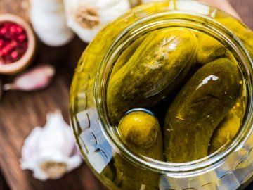 У МОЗ пояснили, чи справді розсолом можна «вилікувати» похмілля