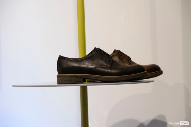 У кожну пару ми «зашиваємо» любов: у центрі Луцька відкрили унікальний взуттєвий простір-кав’ярню «IKOS»*