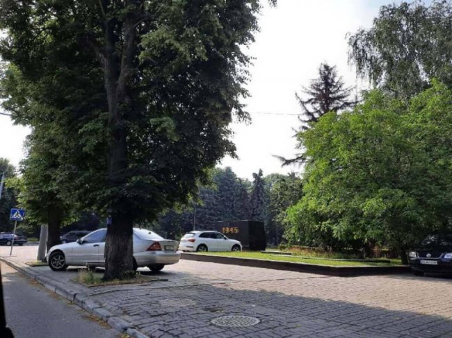 У Луцьку біля меморіалу встановлять обмежувачі паркування. ФОТО