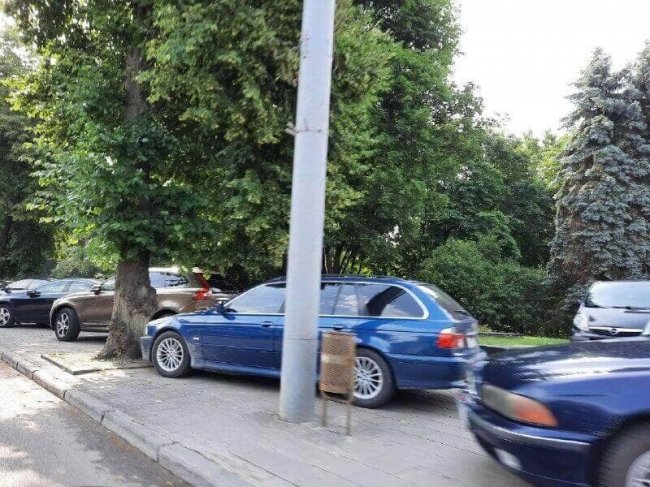 У Луцьку біля меморіалу встановлять обмежувачі паркування. ФОТО