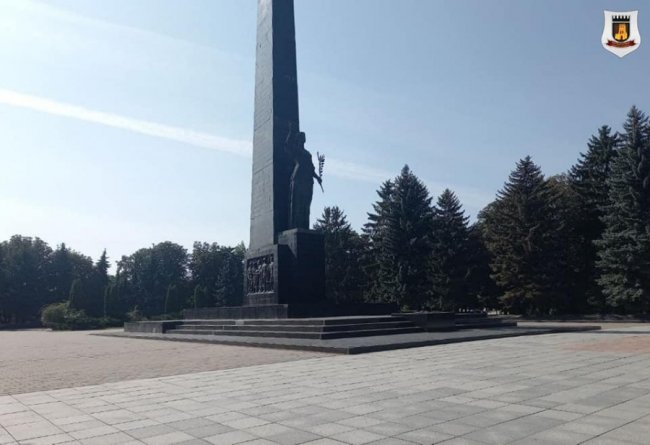 У Луцьку біля меморіалу встановлять обмежувачі паркування. ФОТО