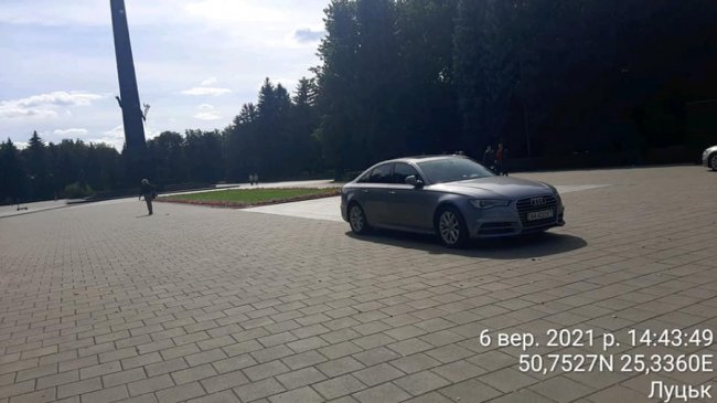 У Луцьку біля меморіалу встановлять обмежувачі паркування. ФОТО