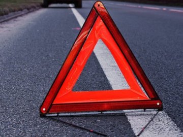 Поліцейська автівка збила чоловіка, який перебігав дорогу