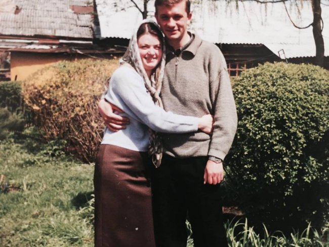 Волинський священик зворушив мережу архівними фото з коханою