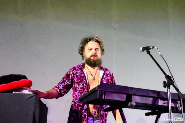 «GAS у Луцьку доведеться освячувати»: ФОТОРЕПОРТАЖ з епатажного концерту «Хамерманів» в халатах і трусах