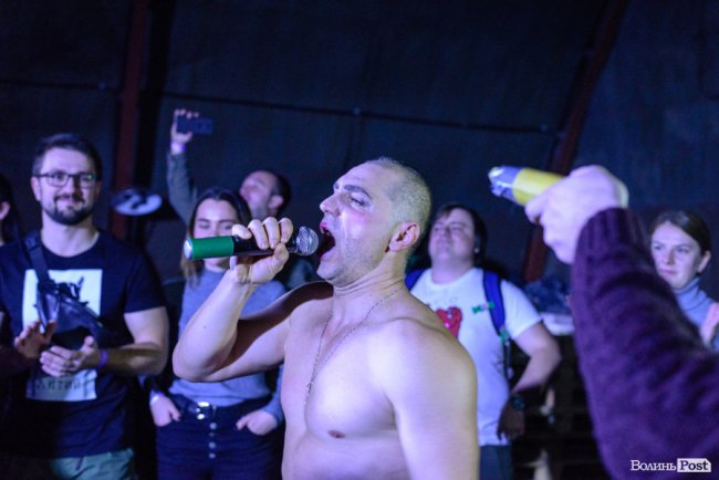 «GAS у Луцьку доведеться освячувати»: ФОТОРЕПОРТАЖ з епатажного концерту «Хамерманів» в халатах і трусах