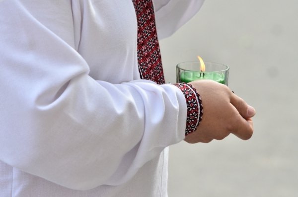 Українці «завалюють» квітами посольсьтво Нідерландів. ФОТО