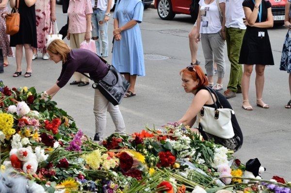 Українці «завалюють» квітами посольсьтво Нідерландів. ФОТО