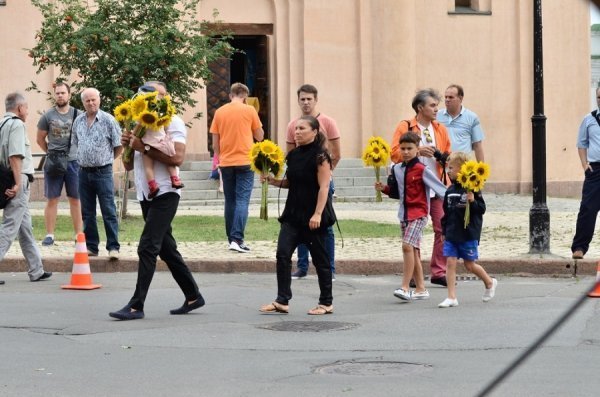 Українці «завалюють» квітами посольсьтво Нідерландів. ФОТО