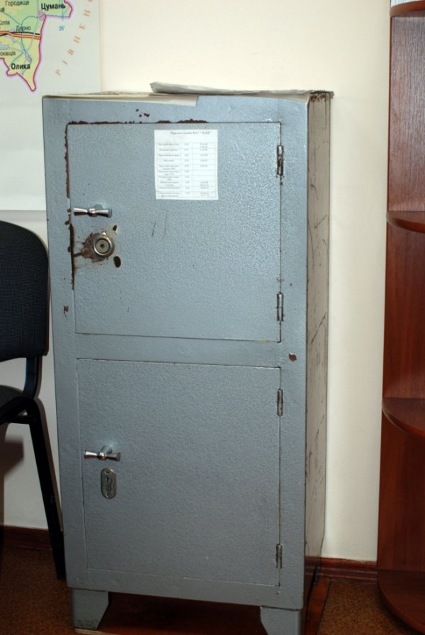 Як виглядає скромний кабінет депутата Луцькради Романа Романюка