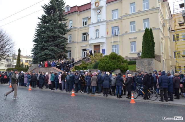 Під Луцькрадою знову мітингують базарники. ФОТО