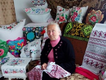 Майстриня-вишивальниця з Волині вже понад 45 років творить дива на полотні