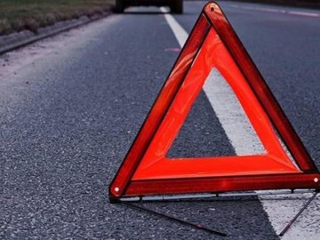 На Волині автівка з’їхала у кювет та врізалась в дерево: водій загинув на місці