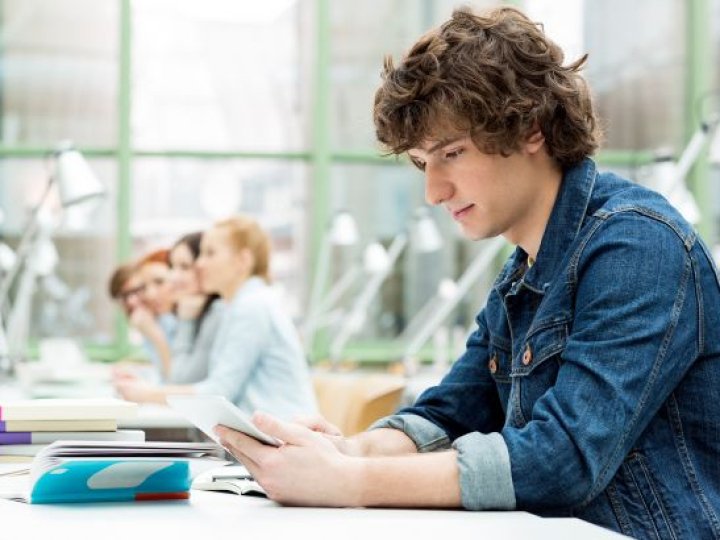 Українські школярі масово виїжджають за кордон: що стоїть за цим трендом