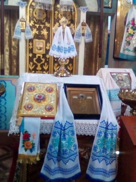 Скатертини, рушники, доріжки, серветки: майстриня з Волині примножує красу української вишивки