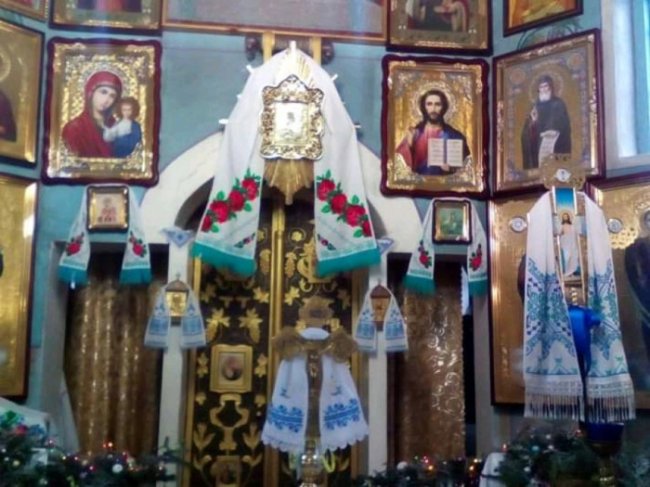 Скатертини, рушники, доріжки, серветки: майстриня з Волині примножує красу української вишивки