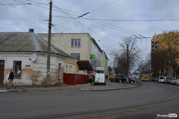 У Луцьку посеред дороги водієві маршрутки стало погано. ФОТО
