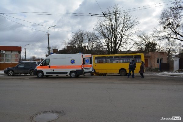 У Луцьку посеред дороги водієві маршрутки стало погано. ФОТО