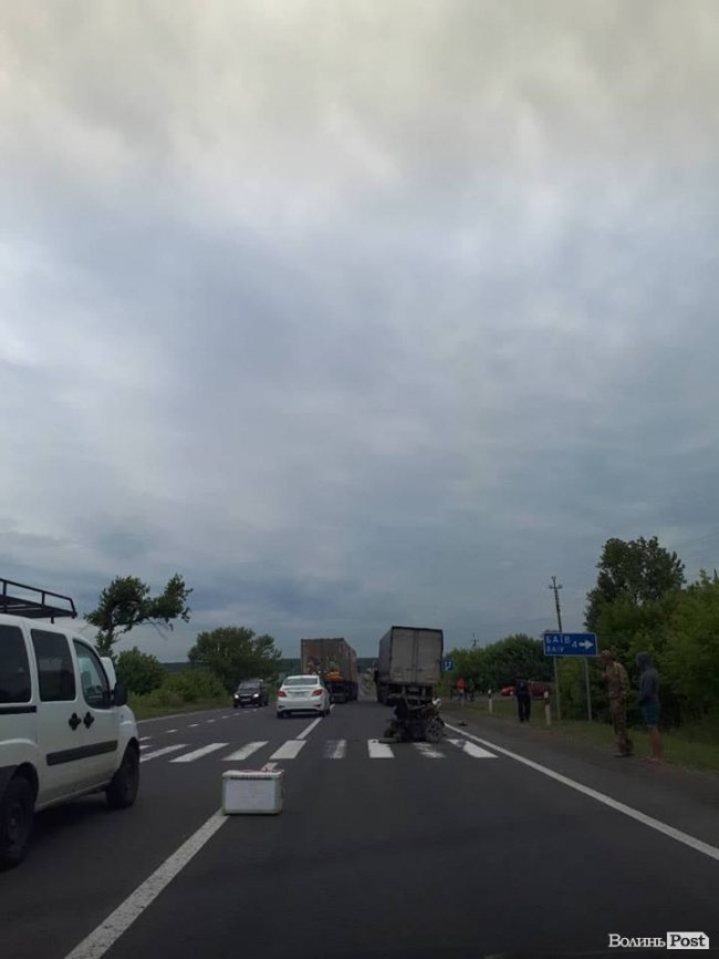 Під Луцьком фура збила чоловіка на інвалідному візку. ОНОВЛЕНО. ФОТО 18+