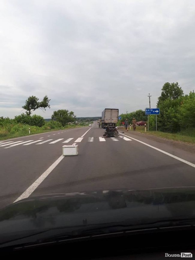 Під Луцьком фура збила чоловіка на інвалідному візку. ОНОВЛЕНО. ФОТО 18+