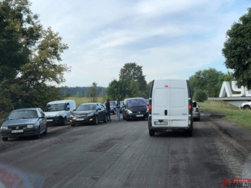 На автодорозі Луцьк-Ківерці «поцілувалися» два легковики. ФОТО