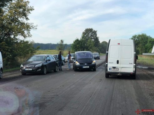 На автодорозі Луцьк-Ківерці «поцілувалися» два легковики. ФОТО