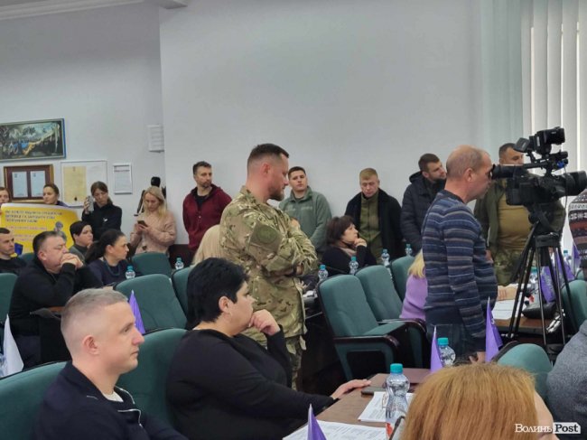 На сесію Луцькради прийшли військові: вимагають 1,5 мільярда гривень на підтримку ЗСУ. ФОТО