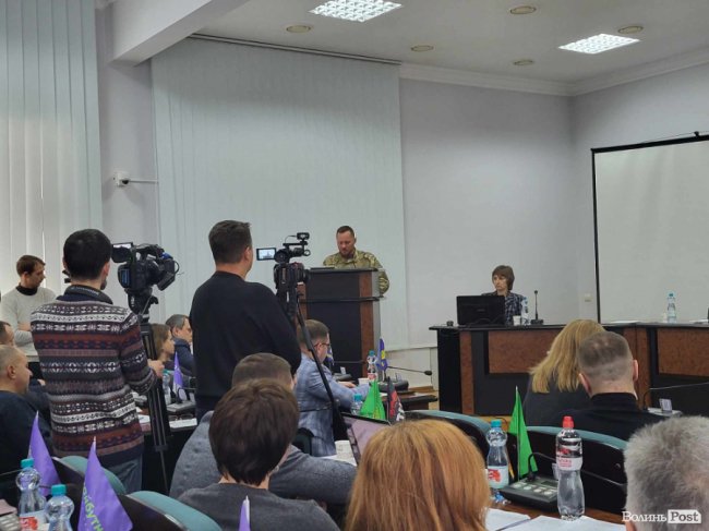 На сесію Луцькради прийшли військові: вимагають 1,5 мільярда гривень на підтримку ЗСУ. ФОТО