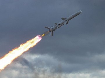 У Києві від російських обстрілів пошкоджені будинки і метро: є загорання, під завалами – люди