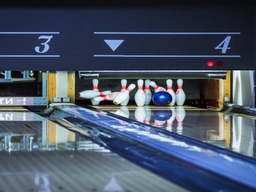 У «Промені» дарують годину гри в боулінг*