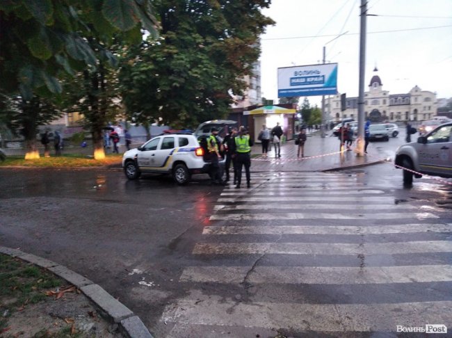 На Грушевського у Луцьку чоловік влаштував конфлікт з поліцією: його забрала «швидка». ФОТО