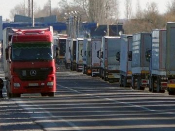 Нові правила в’їзду до Польщі спричинили кілометрові черги з вантажівок на волинському кордоні