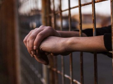 Погрожував господині зброєю: волинянин, який обікрав чуже житло, проведе 8 років за ґратами