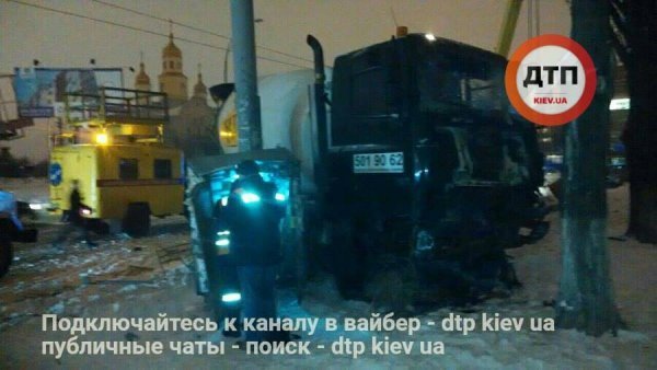 П’яний чоловік на бетоновозі протаранив 2 авто в Києві