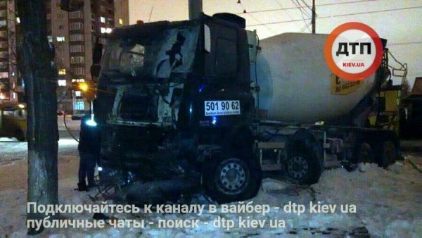 П’яний чоловік на бетоновозі протаранив 2 авто в Києві