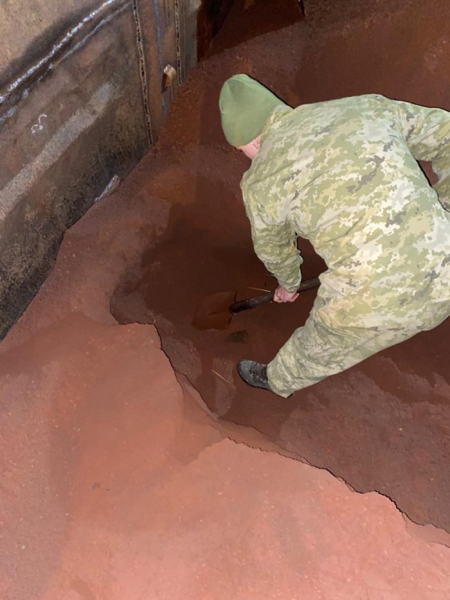 На Волині у потязі з рудою знайшли контрабандні сигарети. ФОТО