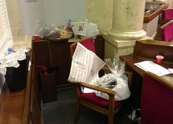 Як регіонали «бухали» у Верховній Раді. ФОТО 