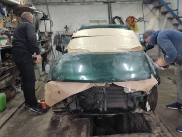 На Волині команда автомайстрів фарбує та лагодить авто і автобуси для військових. ФОТО. ВІДЕО