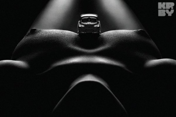 У Білорусі ІТ-шники видали календар з еротичними фото колег