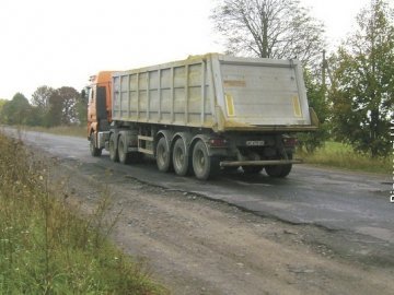Багатотонні вантажівки руйнують дорогу у волинському селі. ФОТО