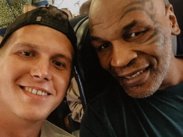 У літаку до Ніцци лучанин познайомився із Майком Тайсоном. ФОТО