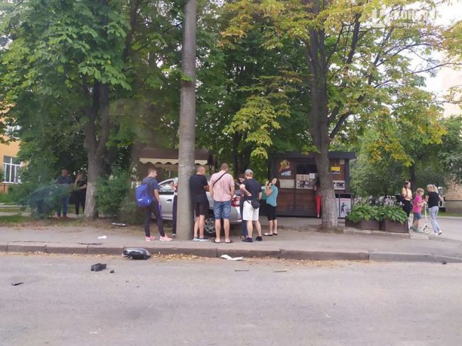 У Луцьку сталася аварія: автомобіль вилетів на тротуар. ФОТО