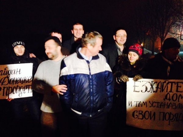 Луцького депутата у Донецьку зустріли плакатами «Чемодан – вокзал – Майдан!». ФОТО